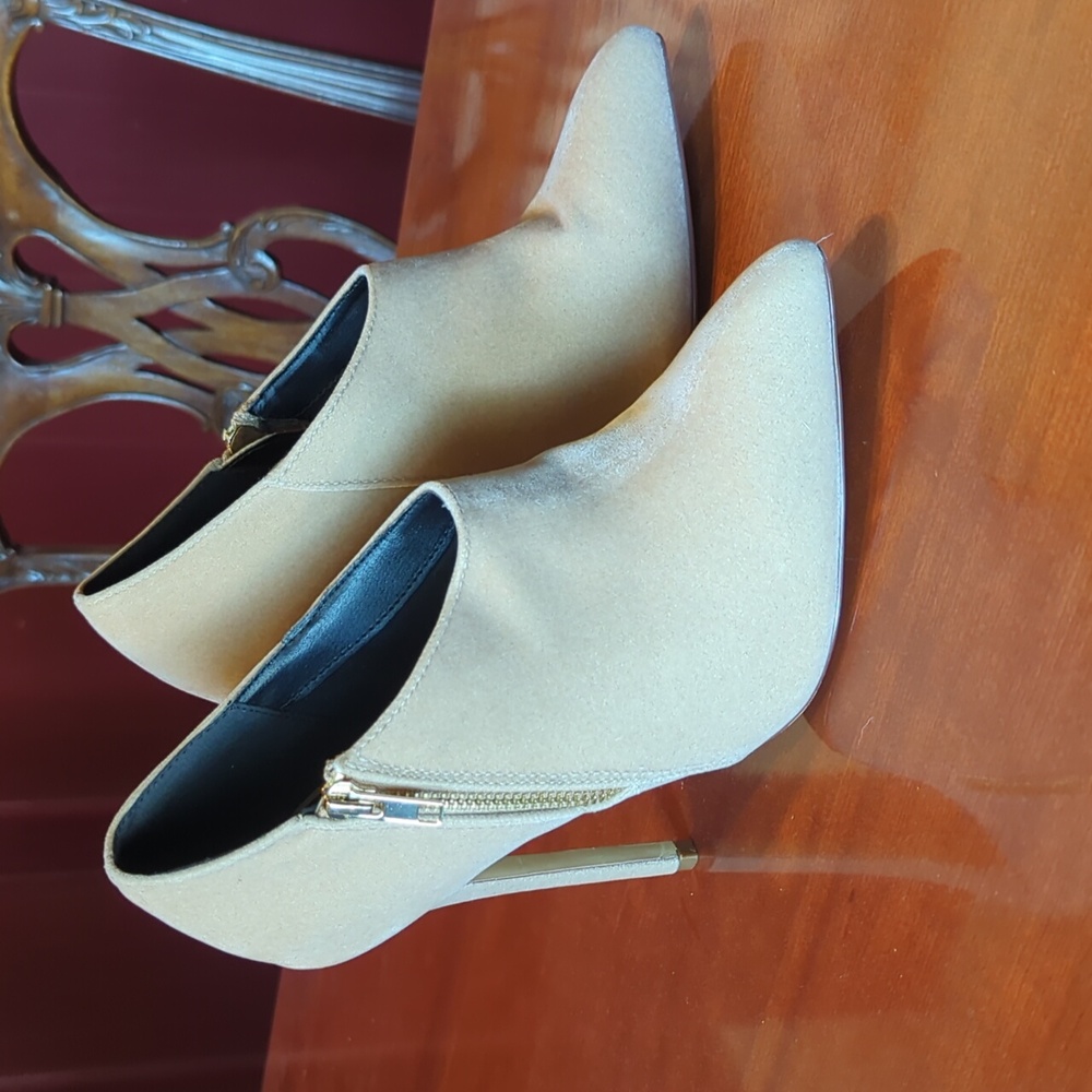 Liliana Women's Faux Suede Ankle Booties/Heels NWOT